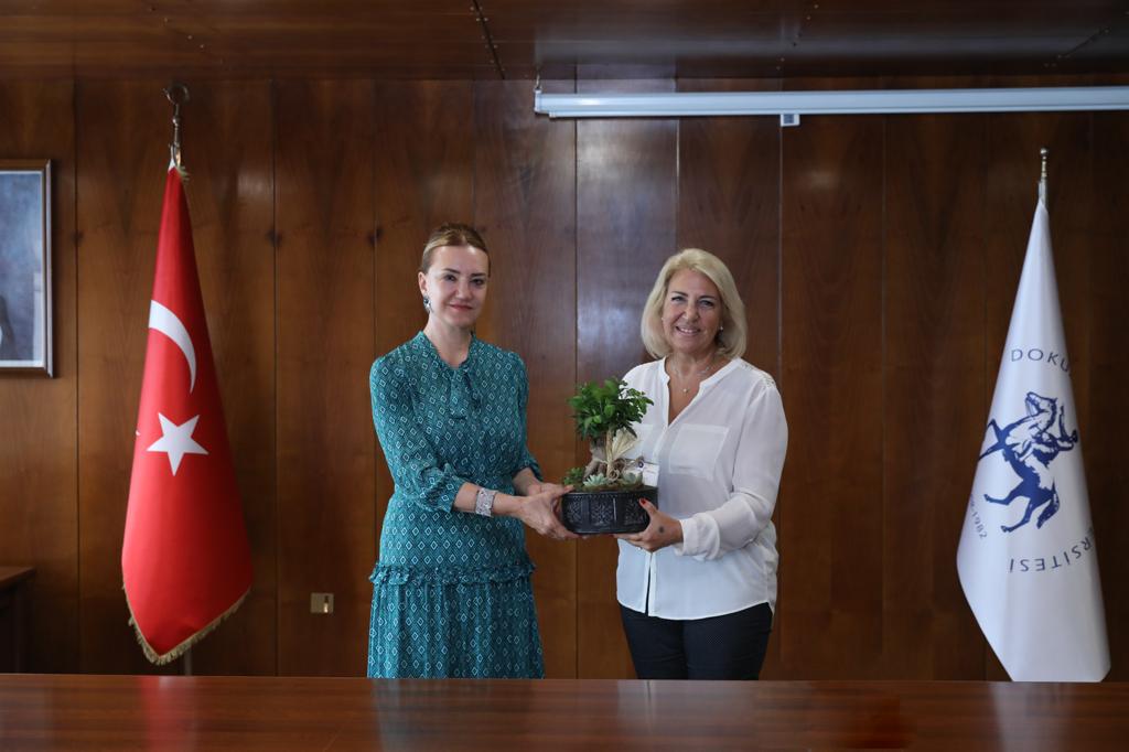 Rektörümüz <a href="/hotar_nukhet/">Prof. Dr. Nükhet Hotar</a>: "Sadece ülkemizde değil; dünya çapında sanata yön vereceğine inandığımız genç öğrencilerimize, kariyer yolculuklarında başarılar diliyoruz. Onlarla gurur duyduğumuzu bir kez daha yineliyor; onları yetiştiren hocalarımıza ve ailelerine emekleri ve bugünkü