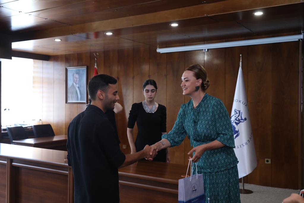 universitemDEU's tweet photo. Rektörümüz @hotar_nukhet: "Sadece ülkemizde değil; dünya çapında sanata yön vereceğine inandığımız genç öğrencilerimize, kariyer yolculuklarında başarılar diliyoruz. Onlarla gurur duyduğumuzu bir kez daha yineliyor; onları yetiştiren hocalarımıza ve ailelerine emekleri ve bugünkü ziyaretleri için teşekkür ediyoruz."