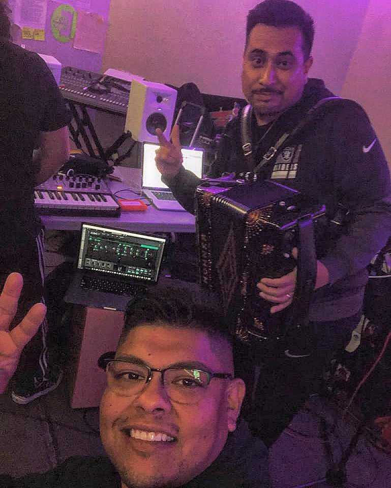SuenaTron's tweet photo. Día 2 de grabaciones 😎 

📢 Muy pronto les contaremos nuevas noticias  de su grupo suenatron.

#estudiante #música #estudiando #voz #guitarist#actitudsuenatron #musicainstrumental#Suenatron #productores #barrios #pop #violin #singers #musicartist #instrumentals https://t.co/HUozTlOd7h