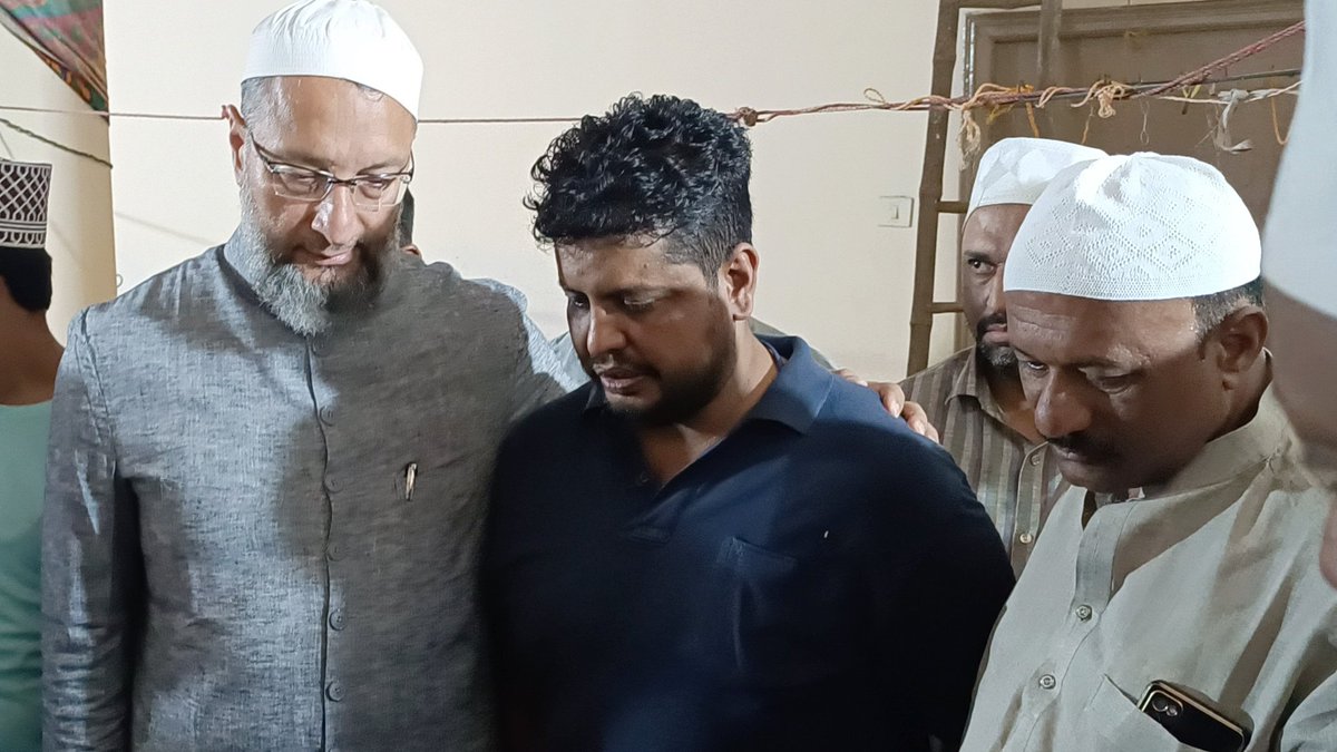 MohdMubeen58's tweet photo. Date : 17/08/2023
@aimim_national President Barrister @asadowaisi Sb Along With MLC Mirza Rahmat Baig &amp; Shastripuram Corporator Mohd Mubeen Visited Mohammadia Colony And Paid Condolences On The Passing Away Of Party Senior Leader Khaled Bin Sayeed Bahamam. https://t.co/IquWOaba2m