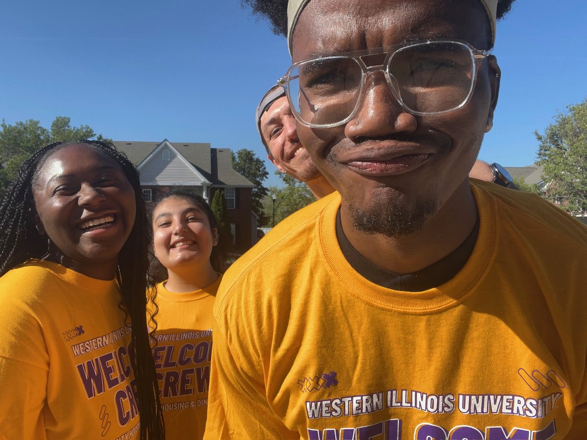 Can you tell we’re excited for move-in day?☀️ Feel free to ask our familia for any additional assistance, advice, or just stop us to say hi ✨

Don’t worry if you miss us, you’d definitely catch us at The Multicultural Center’s Embrace The Mix on Saturday 🌴

Happy Move-In Day!🌟