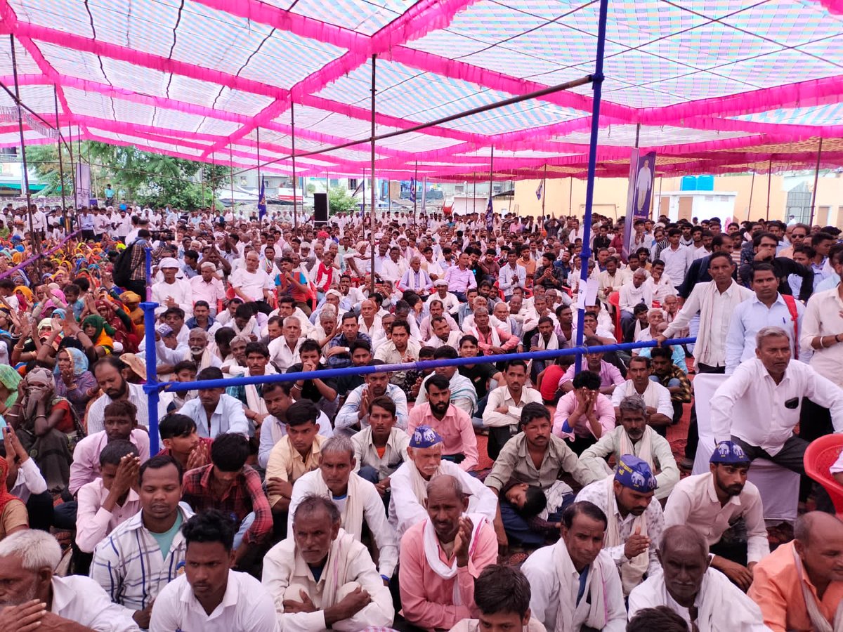 आज करौली में यात्रा एक जनसैलाब में तब्दील हुई। हजारों कार्यकर्ता और माताओं बहनों ने वर्तमान सरकार को हटाने और BSP को सत्ता में लाने का संकल्प लिया।और फिर यहाँ से निकलकर गंगापुरसिटी से होकर हिंडोंऔन में रात्रि विश्राम के लिये पहुँचे।जगह-2 लोगों ने आकाश जी और यात्रा का स्वागत किया।