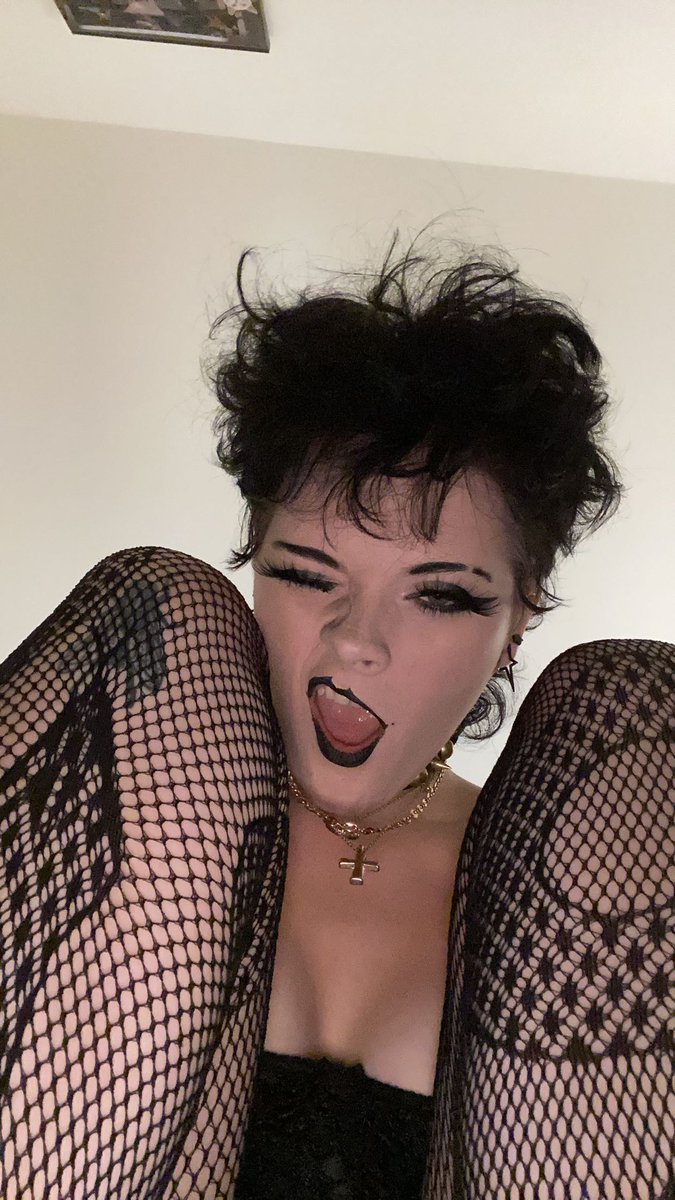 MXSSBXTTY's tweet photo. Who here enjoys tall goth chicks in fishnets? I know I do 🥸😅!! I’m sooo tall in these stiletto pumps I could barely fit under the door frame 😇😳!! 
x
x
x
#nsfw #tallgoth #tallgothgirl #tallgothwoman #mileycyrus #typeonegative #fetishmodel #fetmodel #onlyfan #highheels https://t.co/7BAc1cRJ5I