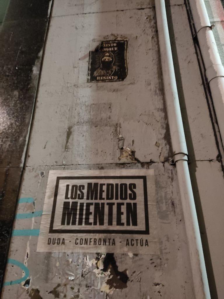 Hasta en las calles llegó #CaracolMiente. Aunque la FLIP, fundada por Pacho Santos, quiera que no se sepa lo que hacen, en la calle se resiste diferente. 🔥

Ya saben, no me den RT porque la Flip se pone brava. 😉