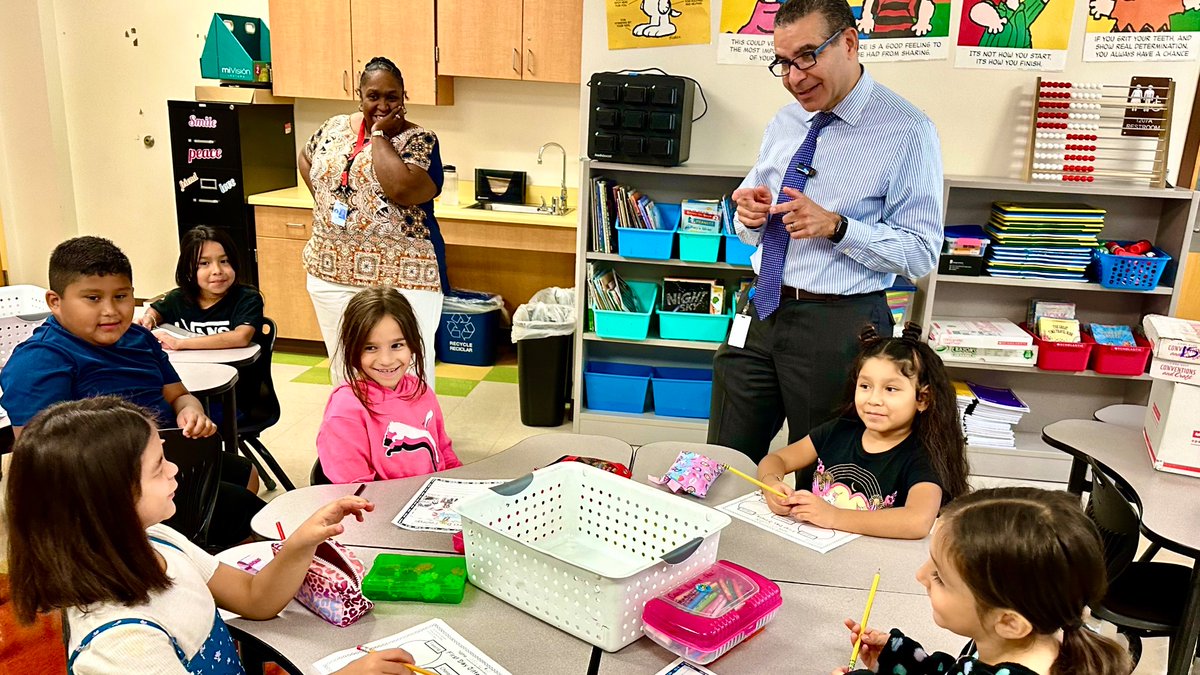 Dropped by @SAISDHawthorneAcad to wish them an amazing school year! I have no doubt they'll accomplish remarkable things. #SAISDFamilia
