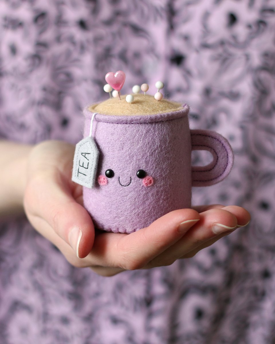 hannahdoodleuk's tweet image. My shirt made a pretty cool swirly background for this tea pincushion! 💜
#Handmade #ShopSmall #SewingTools #EtsyShop #Etsy