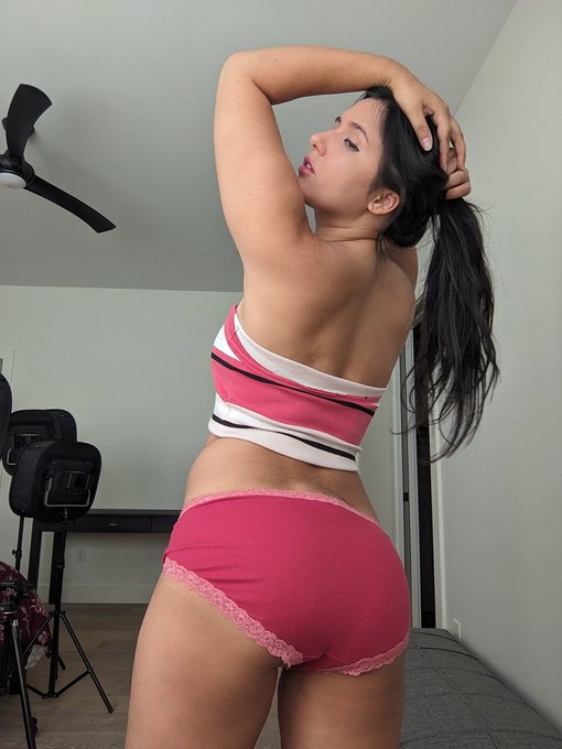 Oh my God this filming location has the best light. Getting into my own fantasy world before sessions<a href="/tag/corset"class="tags"><span>#corset</span></a><a href="/tag/tightlacing"class="tags"><span>#tightlacing</span></a>