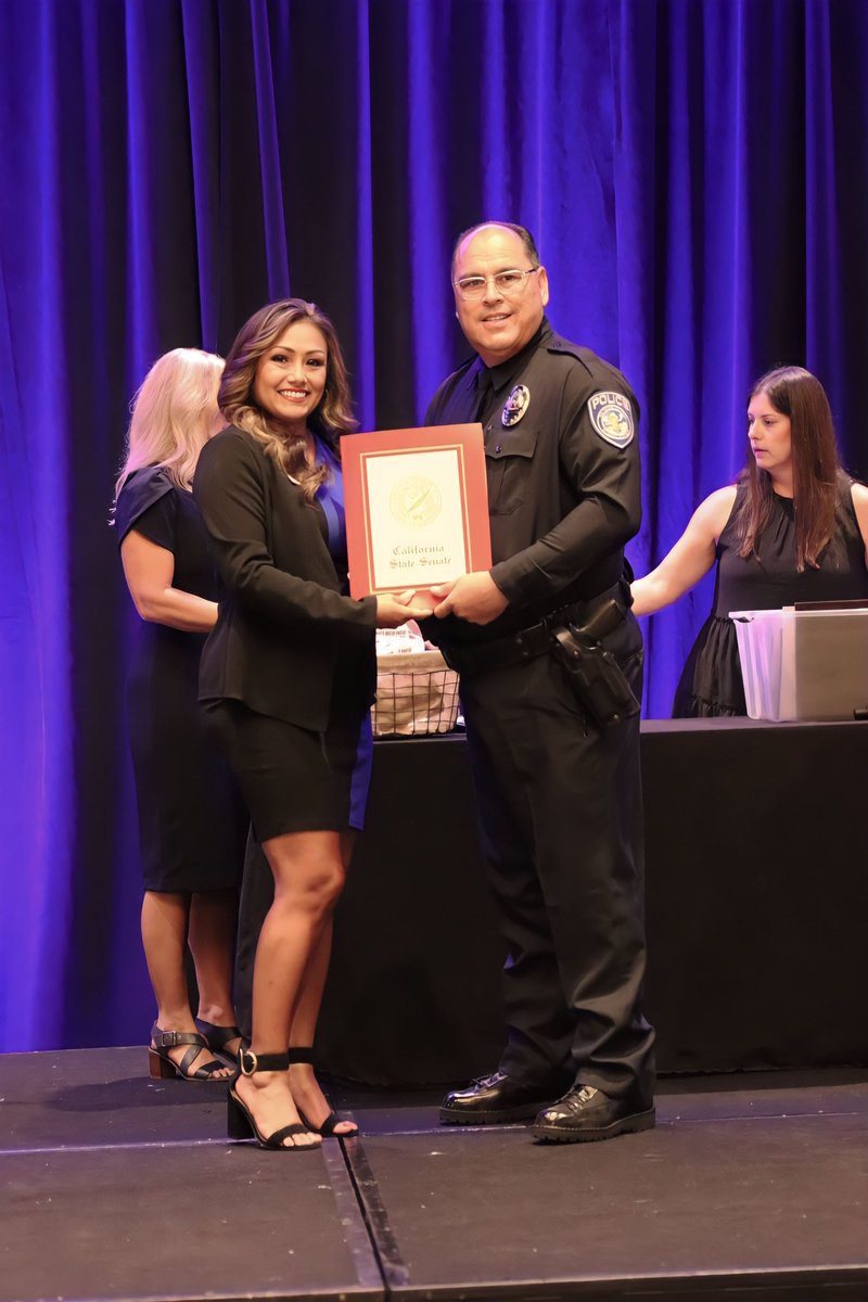 Congratulations Officer Navarro for being the VVUSDPD Officer of the Year!👮‍♂️Thank you @iebluebelles for hosting a fantastic event for our dedicated officers. 💙