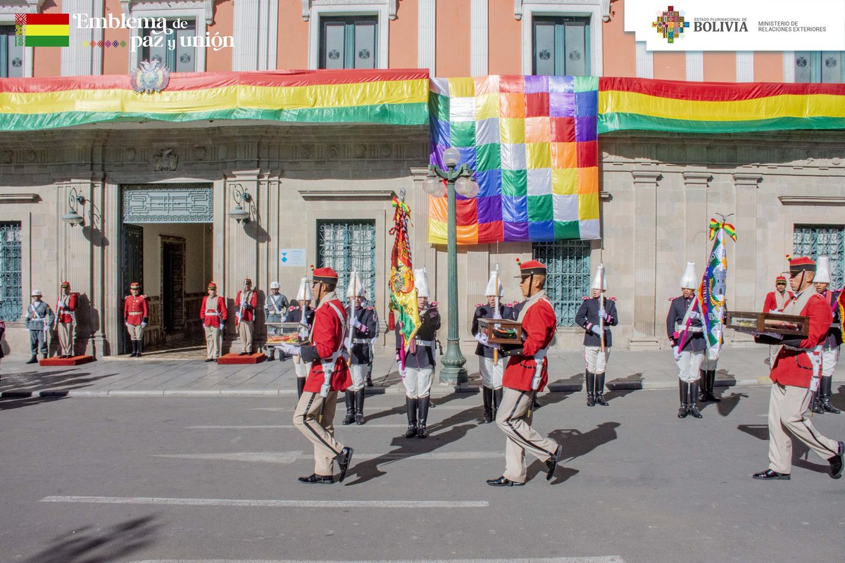 MRE_Bolivia's tweet photo. Nuestros corazones se pintan de rojo, amarillo y verde, el #EmblemaDePazYUnión. 

#DíaDeLaBandera
#UnidosRumboAlBicentenario https://t.co/bKDJFY4MTz