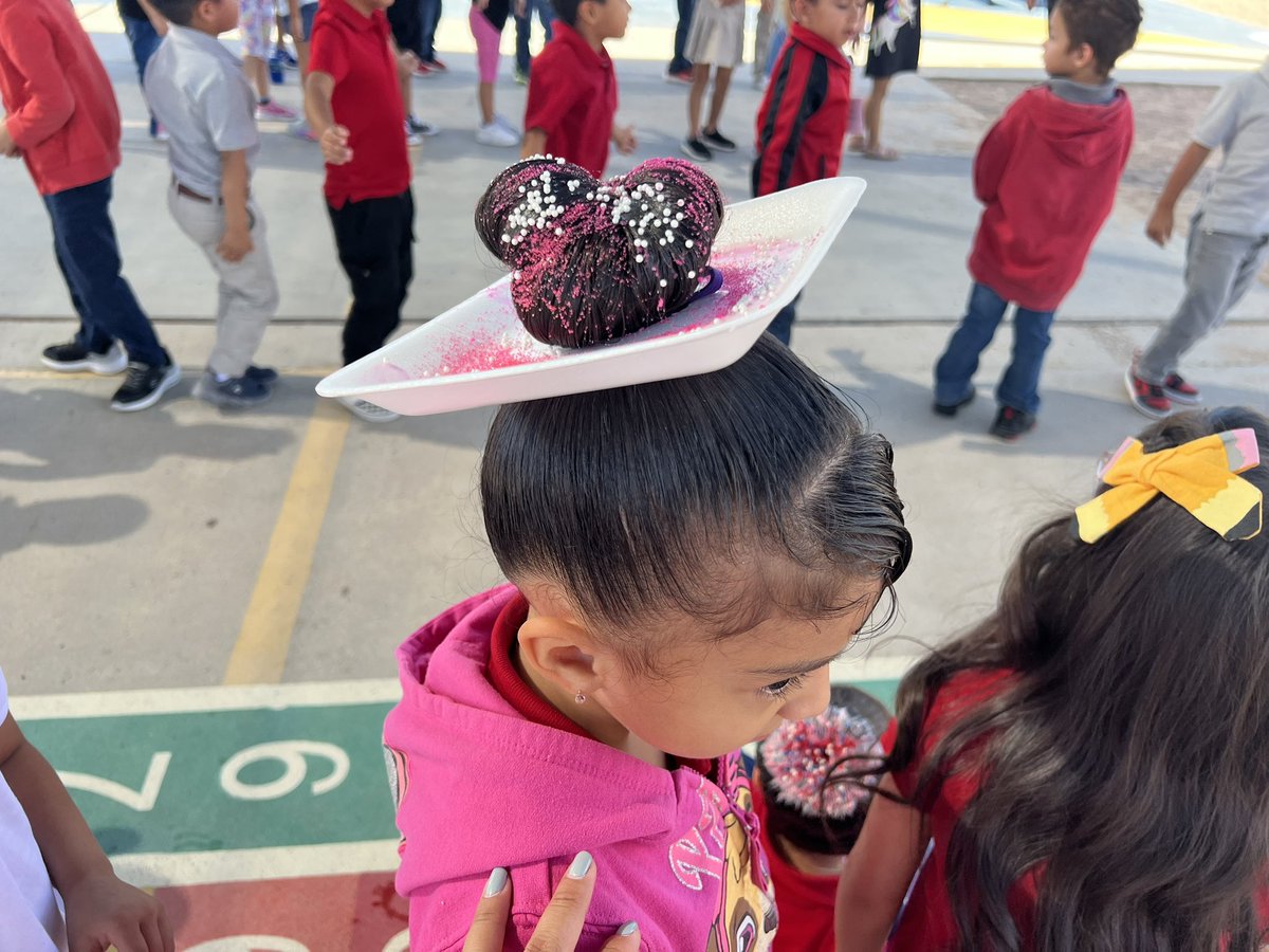 coachramirez23's tweet photo. So many donuts and cupcakes this morning for Crazy Hair Day! I thought one of my Kinders brought me some @dunkindonuts π©β€οΈπΎπ€π¦ #HorizonSpiritWeek #PAWsomePanthers are #ScorpionStrong #RepTheH #RepTheHorizonFeeder https://t.co/26AL0S1det