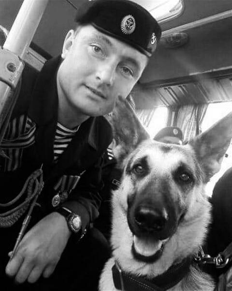 dymkag's tweet photo. Развозжаев:

Сегодня проводили в последний путь начальника штаба-заместителя командира батальона материального обеспечения 810-й отдельной гвардейской ордена Жукова бригады морской пехоты, гвардии майора Юрия Юрьевича Павлова. 

Юрий Юрьевич родился в с.Новоивановка Попаснянского р-на Ворошиловградской области на Украине. 

Окончил Дальневосточное высшее военное училище (военный институт). Сразу после окончания, приехал служить в 2009 году в Севастополь в 810-ую бригаду морской пехоты. Был командиром взвода, затем командиром разведывательного взвода разведывательно-десантной роты, выполнял боевые задачи в Сирии, в прошлом году был награжден медалью «За отвагу». 

В октябре прошлого года был назначен начальником штаба-заместителем командира батальона материального обеспечения. Сослуживцы говорят, что с честью и мужеством всегда выполнял поставленные перед ним задачи. 

Юрий Юрьевич был ранен на Запорожском направлении, от полученных ран скончался в госпитале. 

Будем помнить нашего героя!