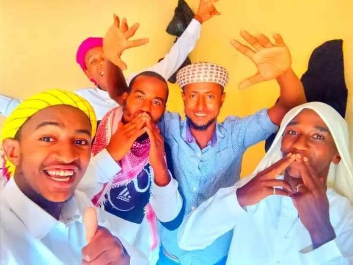 #አልሃምዱሊላህ ምስጋና ለአላማቱው ጌታ ለሆነው ለአላህ ይገባው ደስታዬ ወደር የለዉም እንካን ለቤታችሁ አባቃችሁ ጉንችሬ በታሰሩት ወድሞቻችን ለጨነቃችሁ በሙሉ እንካን ደስ አላችሁ ተፈተዋሉዉ ሰላም  መተሳሰብን አድነትን መቻቻልን  ለእኖር ህዝብ❤️❤️