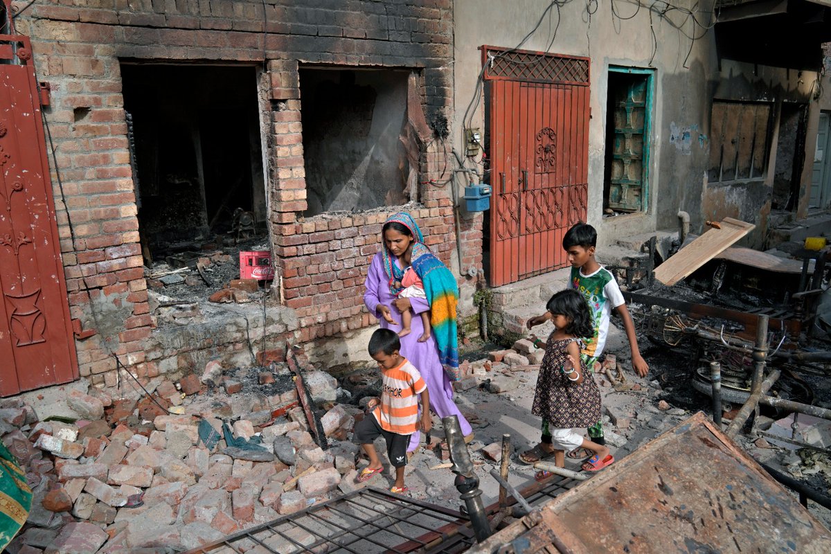 opendoorsnl's tweet photo. Nieuws uit #Pakistan: kerken verwoest en oproep tot geweld tegen christenen. Christenen in Pakistan vragen om dringend gebed nadat een menigte moslimextremisten gewelddadige aanvallen pleegden op meer dan 15 kerken. 📷Copyright 2023 The Associated Press. All rights reserved. https://t.co/4kGCq8EiDb