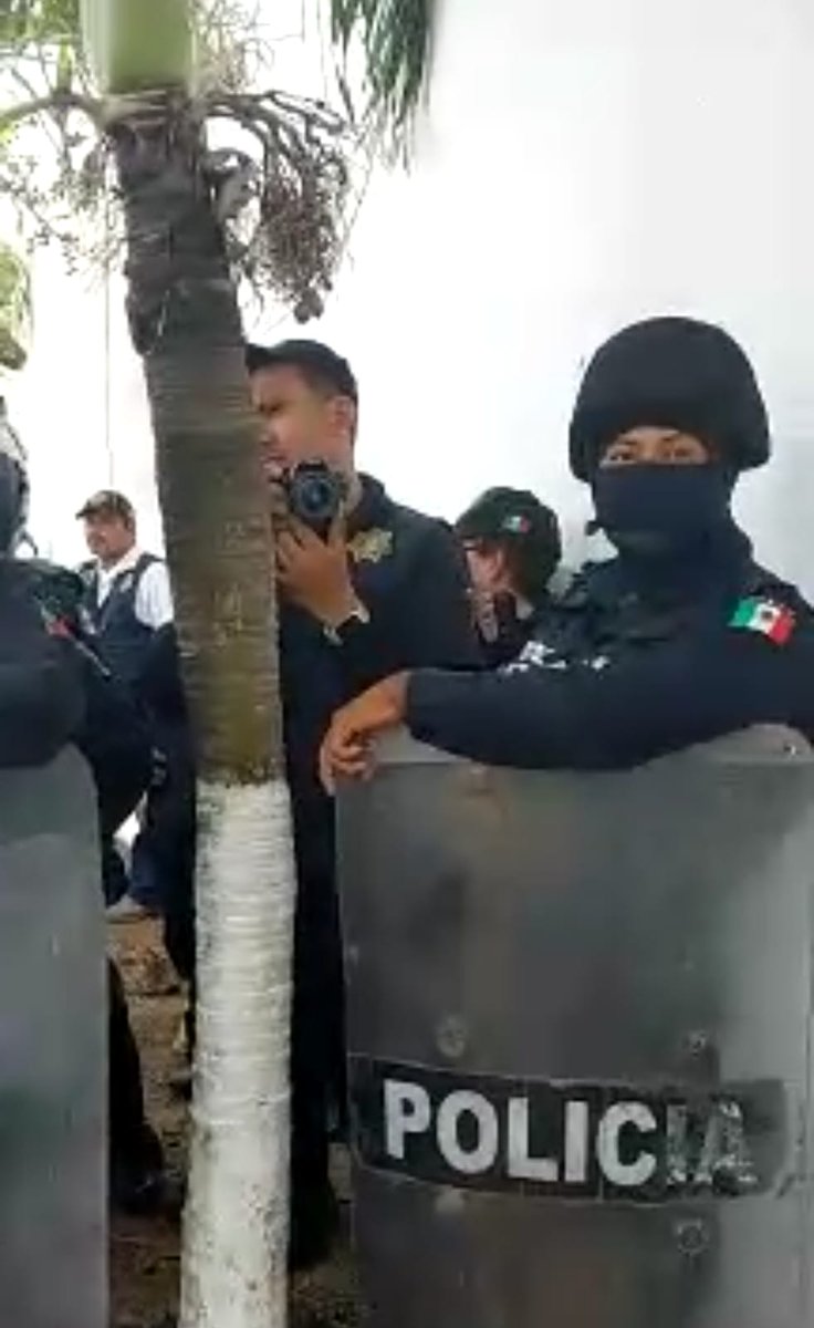 disidentemx_'s tweet photo. Ixil, Yucatán La policía impide el paso a tierras de uso común que cultivan las familias de la comunidad maya. Son más de 300 hectáreas que intentan ser ocupadas de forma ilegal por los Abimerhi y Millet. Despojo para la especulación inmobiliaria en su máxima expresión. https://t.co/mwT9lGWGhj