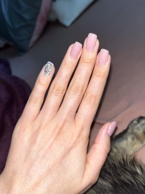 New nails 😍🥰💖💖💖💖 https://t.co/AAkzNoGqzK