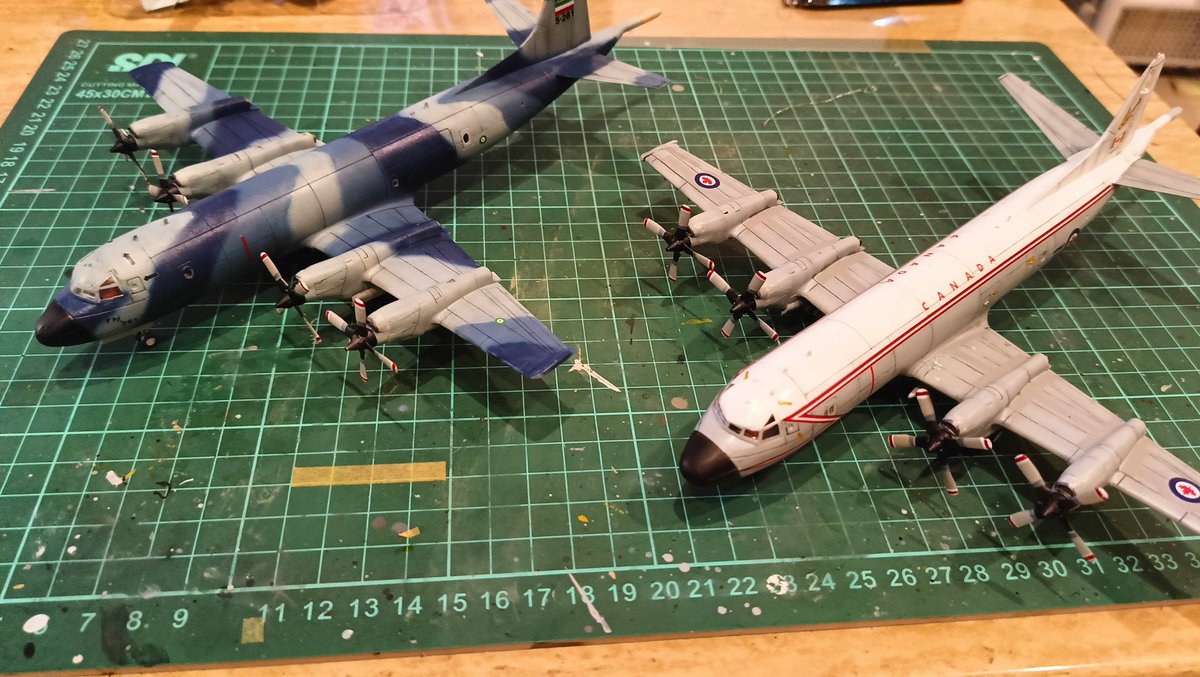 cl_festival's tweet image. 艦船に浮気しつつ、久々に144を同時に完成させました。
LSというだけで心が踊り、マイナー空軍でさらに興奮、技mixになびかなかった自分を褒め称えたい、独立記念日の夜。
そういや今日は爆音が聴こえなかったのでSu-27は飛ばなかったのかな。
#144スケモ、#P3C
あ。ちなみにカナダのはCP-140オーロラ