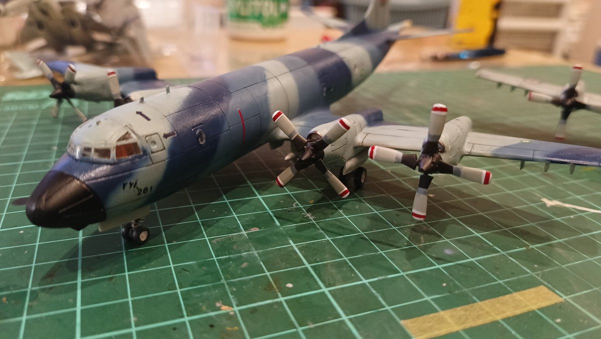 cl_festival's tweet image. 艦船に浮気しつつ、久々に144を同時に完成させました。
LSというだけで心が踊り、マイナー空軍でさらに興奮、技mixになびかなかった自分を褒め称えたい、独立記念日の夜。
そういや今日は爆音が聴こえなかったのでSu-27は飛ばなかったのかな。
#144スケモ、#P3C
あ。ちなみにカナダのはCP-140オーロラ