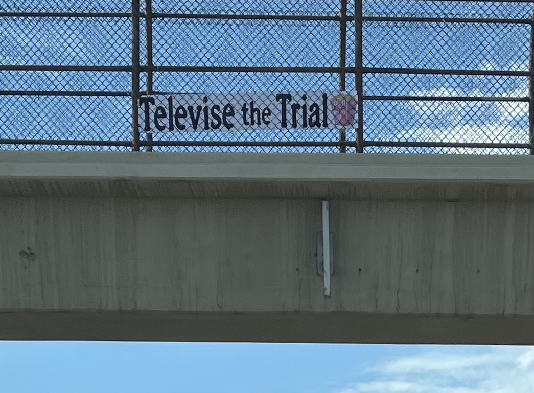 New overpass message for your downtown Phoenix commute.
@YossarianV5 @politicallands1 @TheCiscoKid2 @Thorbites @sophiesno1 @signprotest @Pdx_Resists @USAmailbox @suevisa @Larkworthy @AlphabetResist