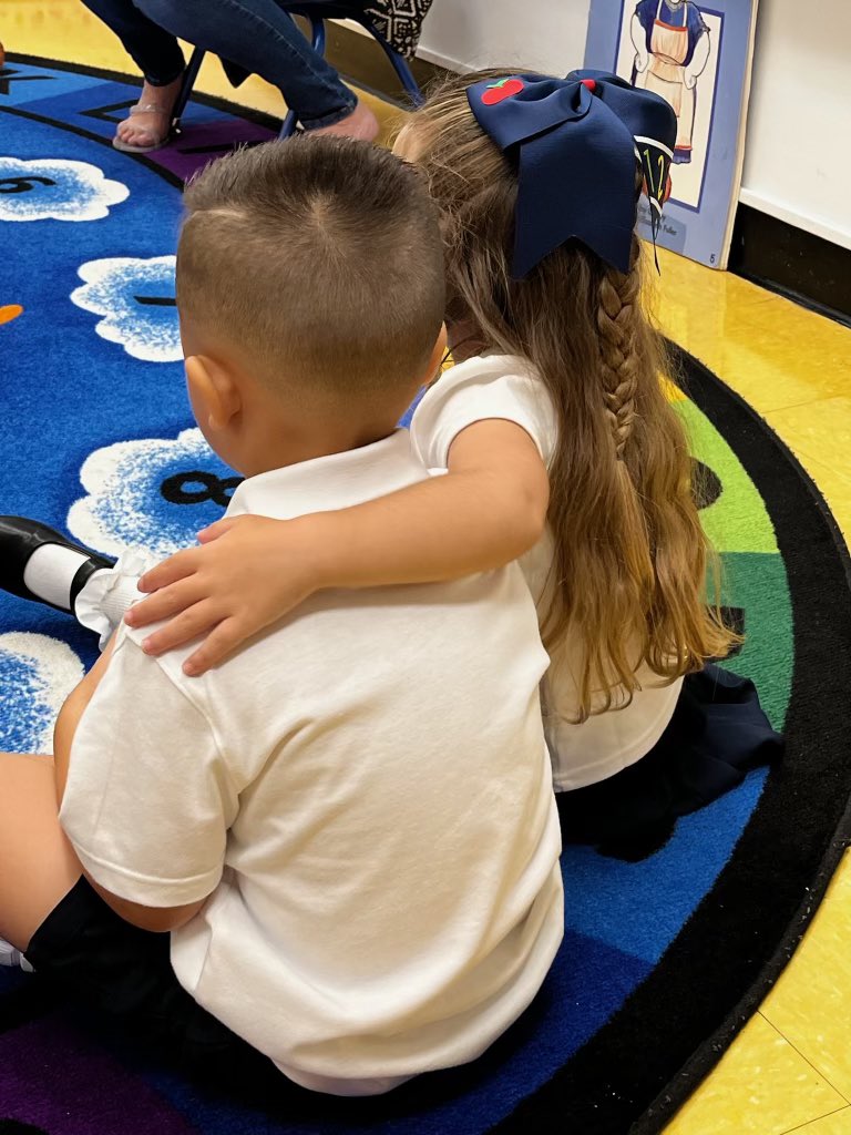 Showing kindness while reading big books <a href="/TropicalESch/">Tropical Elementary</a> on the 1st day of school! #YourBestChoiceMDCPS <a href="/MDCPS/">Miami-Dade Schools</a>
