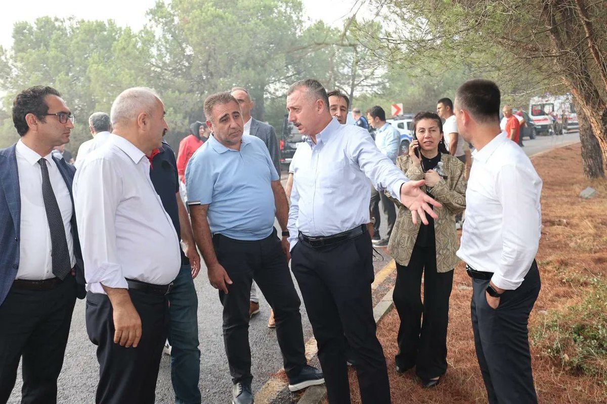 zinnurbuyukgoz's tweet photo. TÜBİTAK Yerleşkesi ormanlık alanda çıkan yangın, tüm ekiplerin yoğun gayretiyle kontrol altına alındı. 

Soğutma çalışmaları devam ediyor. 

#GEAK ekibimiz, ve iş makinelerimizi tedbir amaçlı bölgede tutmaya devam ediyoruz. https://t.co/S3k9QETj1w