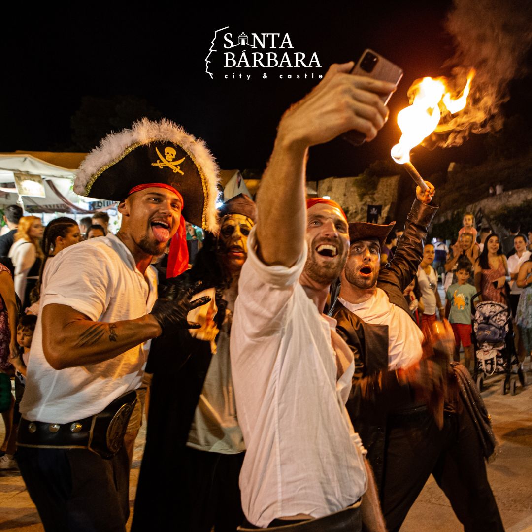 cityandcastle's tweet photo. ☠️ Mañana desembarcarán en nuestro castillo cientos de piratas dispuestos a haceros pasar un gran fin de semana. ☠️
➡️ Del 18 al 20 de agosto
➡️Horarios:
Viernes de 10 a 01h
Sábado de 10 a 01h
Domingo de 10 a 00h
#cityandcastle #alicante #findepirata #pirate https://t.co/grgb2PI647