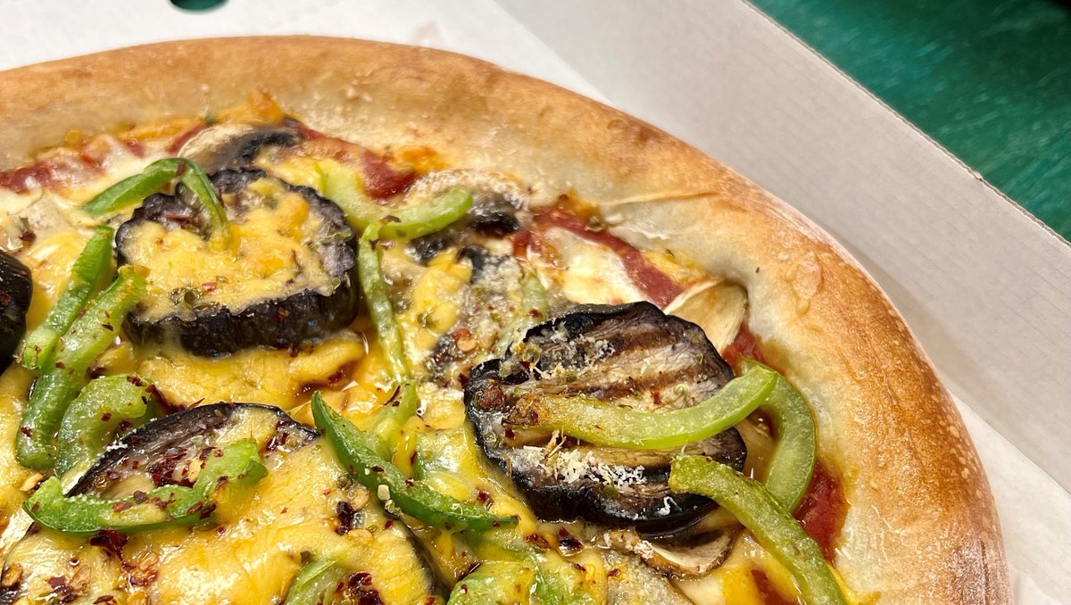 Such a delicious pizza - No. 31 Vegi Classico 🍕 

Tomato, mozzarella, char-grilled aubergines, green peppers, mushrooms, cracked chilli, parmesan or cheddar. 

#pizza #fresh #quality #handmade #tryingourbest #leeds #takeaway