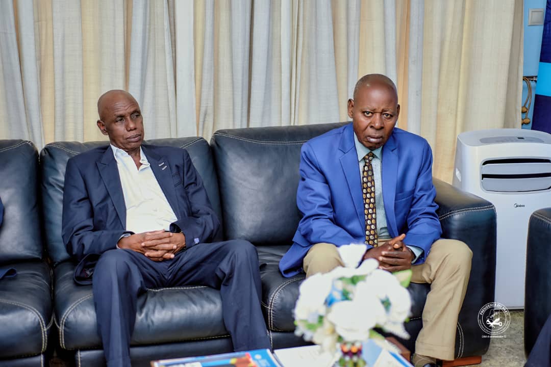 MinPP_Rdc's tweet photo. Les notables de la Tshangu rencontrent Madame la Ministre pour demander la réouverture de la voie ferrée aéroport - Centre-ville. Objectif : désenclaver la région, stimuler l'économie et faciliter les déplacements. #Tshangu #Développement #Connectivité https://t.co/98EkEjaVrc