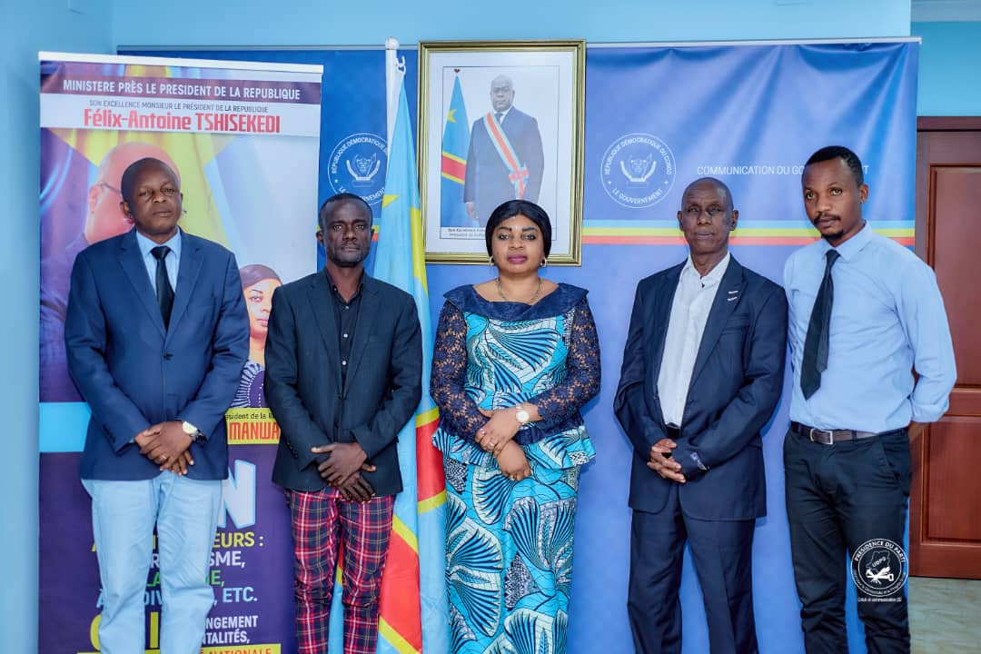 MinPP_Rdc's tweet photo. Les notables de la Tshangu rencontrent Madame la Ministre pour demander la réouverture de la voie ferrée aéroport - Centre-ville. Objectif : désenclaver la région, stimuler l'économie et faciliter les déplacements. #Tshangu #Développement #Connectivité https://t.co/98EkEjaVrc