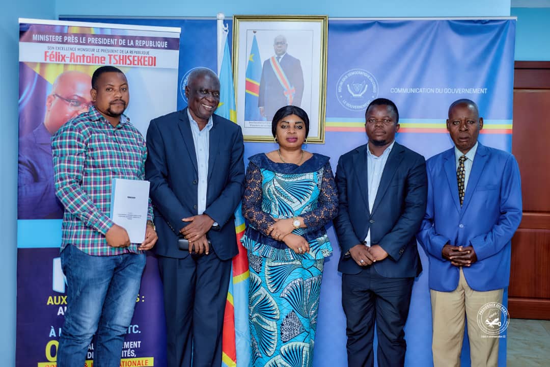 MinPP_Rdc's tweet photo. Les notables de la Tshangu rencontrent Madame la Ministre pour demander la réouverture de la voie ferrée aéroport - Centre-ville. Objectif : désenclaver la région, stimuler l'économie et faciliter les déplacements. #Tshangu #Développement #Connectivité https://t.co/98EkEjaVrc