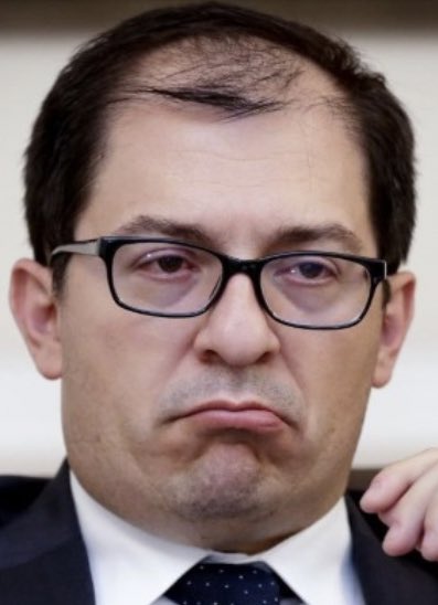HELIODOPTERO's tweet photo. La única lucha que libró ante el país el @FiscaliaCol Barbosa fue contra la calvicie. Y la perdió. https://t.co/f9vnYcdufS