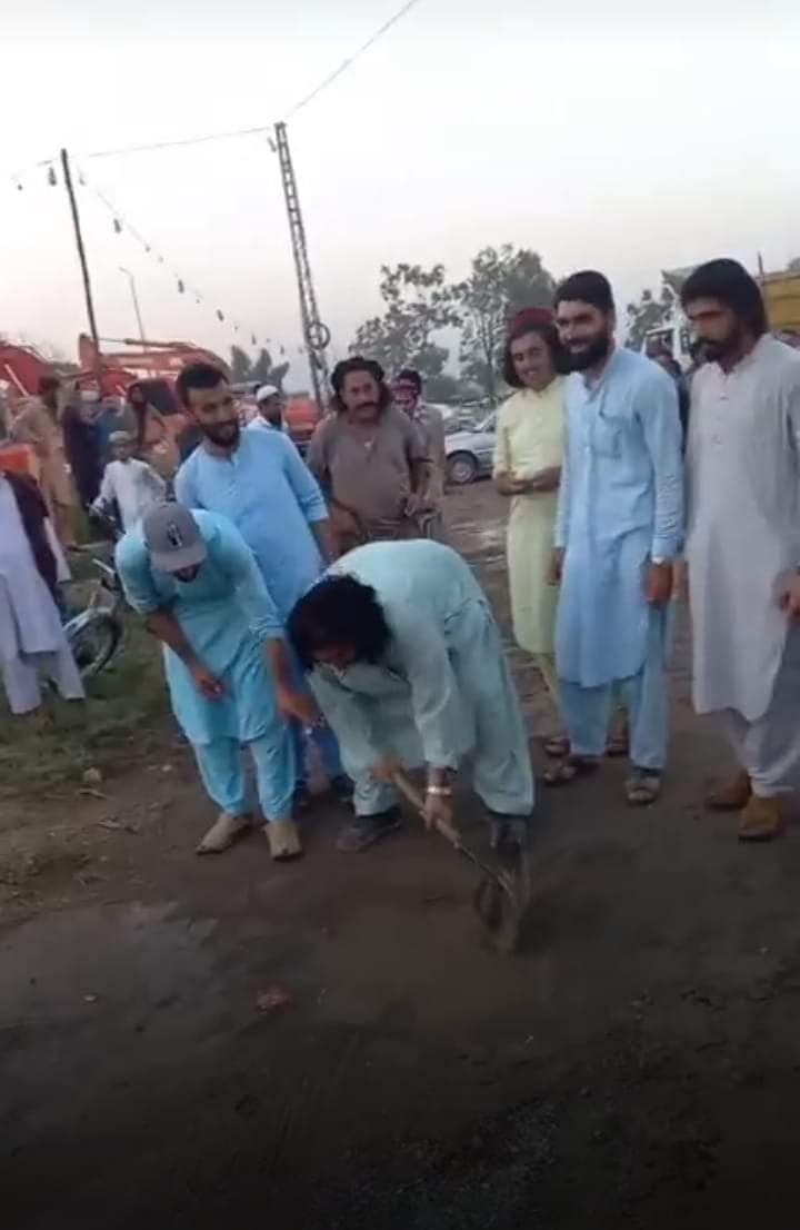 _Waseem762's tweet photo. ابھی شام کے وقت اسلام آباد میں جلسے گرونڈ میں پانی کھڑا تھا مشر علی وزیر نے اپنے ہاتھوں سے پانی صاف کر کے دیکھا جاسکتا ہیے：زرائع کے مطابق اسلام آباد میں دفعہ 144نافز کیا گیا ہیے：جلسہ ہر صورت ہوگا：ریاست اپ جتنے رکاوٹ ڈالنے کی کوشش کرینگے وہ کرلے ہم جلسہ زور زبردستی سے کرینگے https://t.co/OUd9xAcg4T