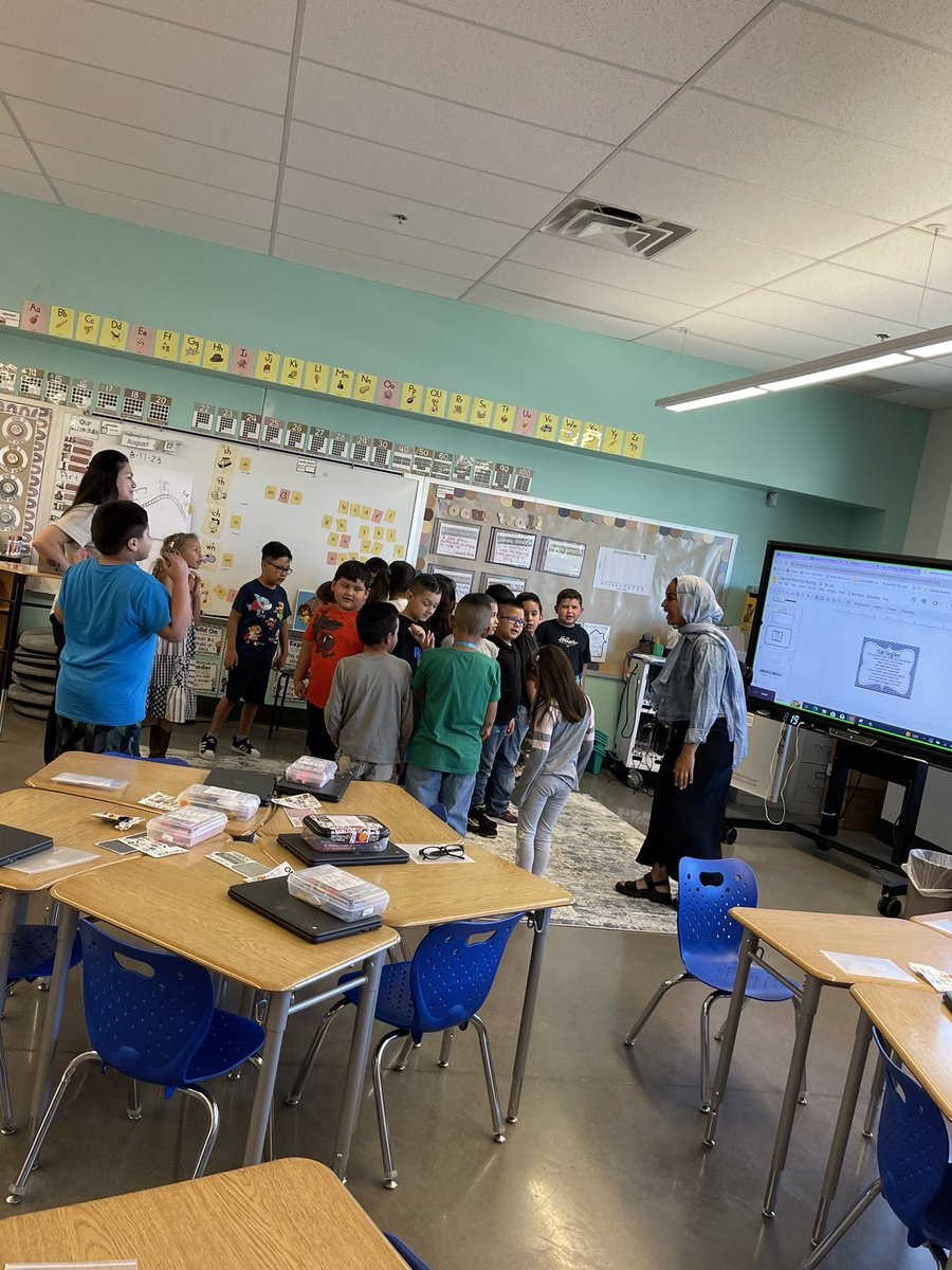 Starting Thursday morning off with “Hello Neighbor” in 2nd grade!  #morningmeetings <a href="/APS_Elementary/">APS Elementary Schools</a> <a href="/ABQschools/">Albuquerque Public Schools</a> <a href="/ABahraq/">Amaal Bahraq</a>