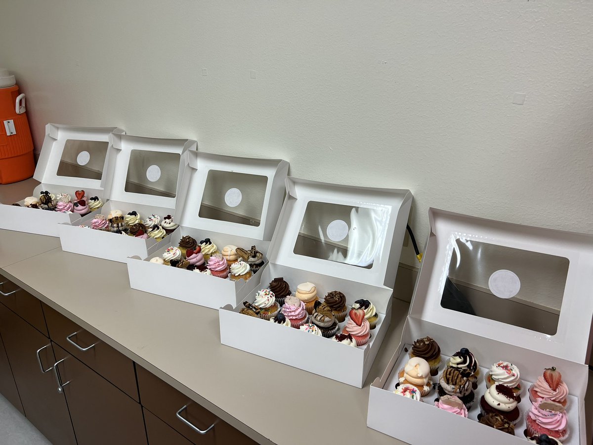PatlanES's tweet photo. Patlan Faculty were in for a treat as they walked into the lounge for lunch🧁! Thank you so much to Liz Zavala for donating cupcakes for our entire faculty! We’re beyond grateful for this mid day pick me up! @SeguinISD @AnnalizaRangel https://t.co/SfZmLbIWlk