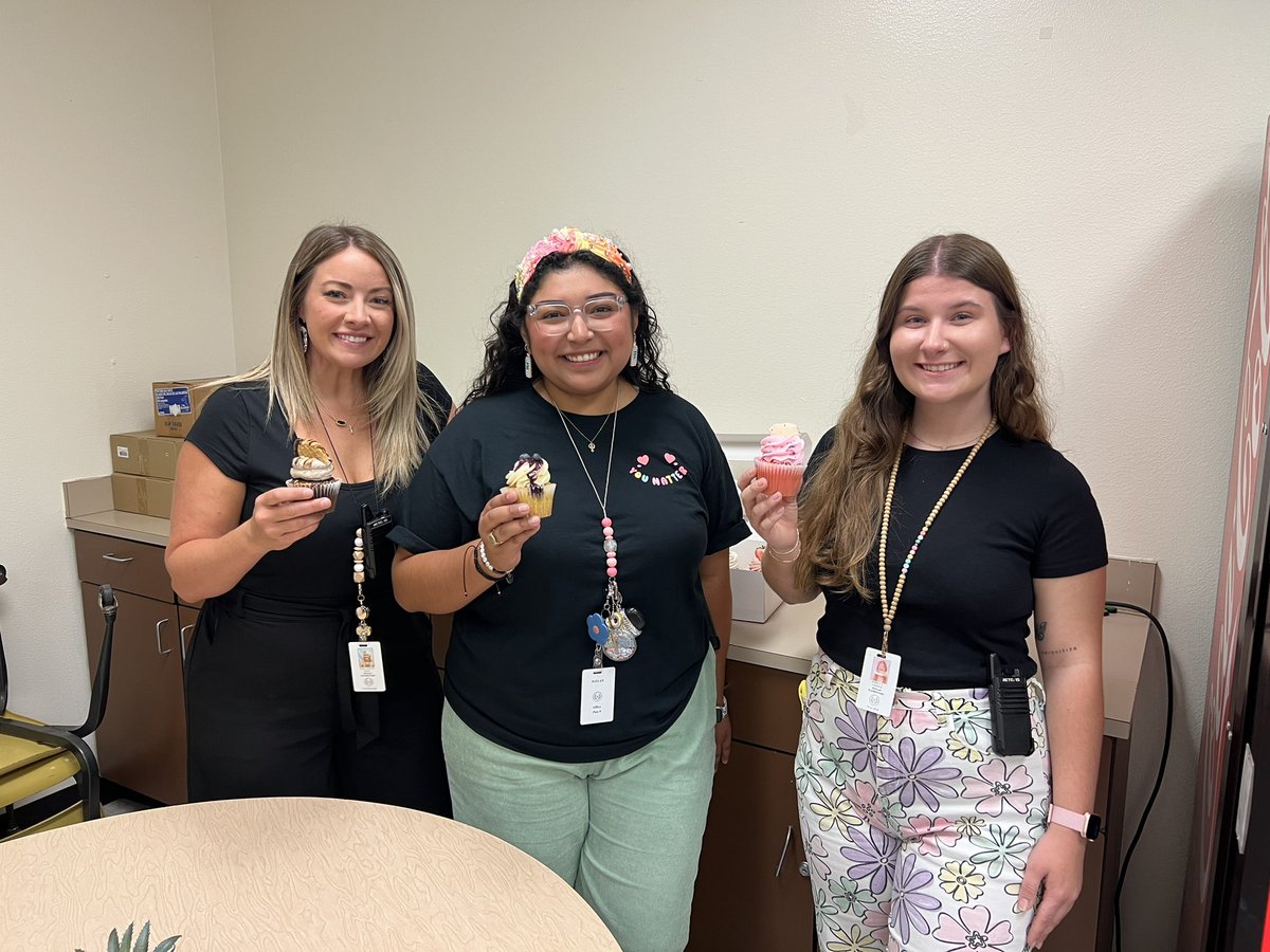 PatlanES's tweet photo. Patlan Faculty were in for a treat as they walked into the lounge for lunch🧁! Thank you so much to Liz Zavala for donating cupcakes for our entire faculty! We’re beyond grateful for this mid day pick me up! @SeguinISD @AnnalizaRangel https://t.co/SfZmLbIWlk