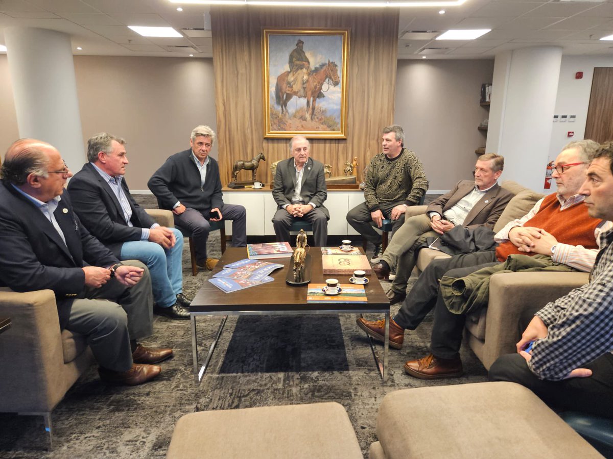 Desde la Comisión de Enlace de Entidades Agropecuarias preocupados ante la posibilidad de intervenciones distorsivas en el mercado de la carne nos reunimos con Leonardo Rafael y Sergio Pedace, autoridades de CAMyA