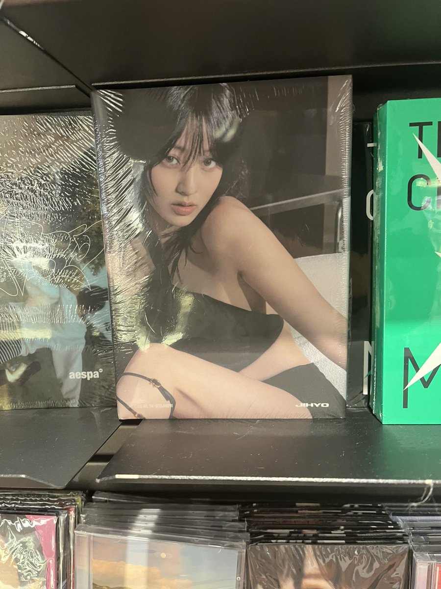 leechaerlover's tweet photo. l’album de jihyo est déjà disponible à la fnac de genève jpp https://t.co/DcQYUSjcxE
