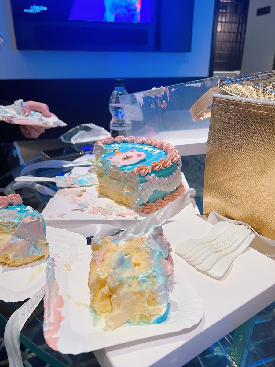 生日当然是要被奶油弄的全身白浊白浊的啦～ https://t.co/lRweSl2Mz5