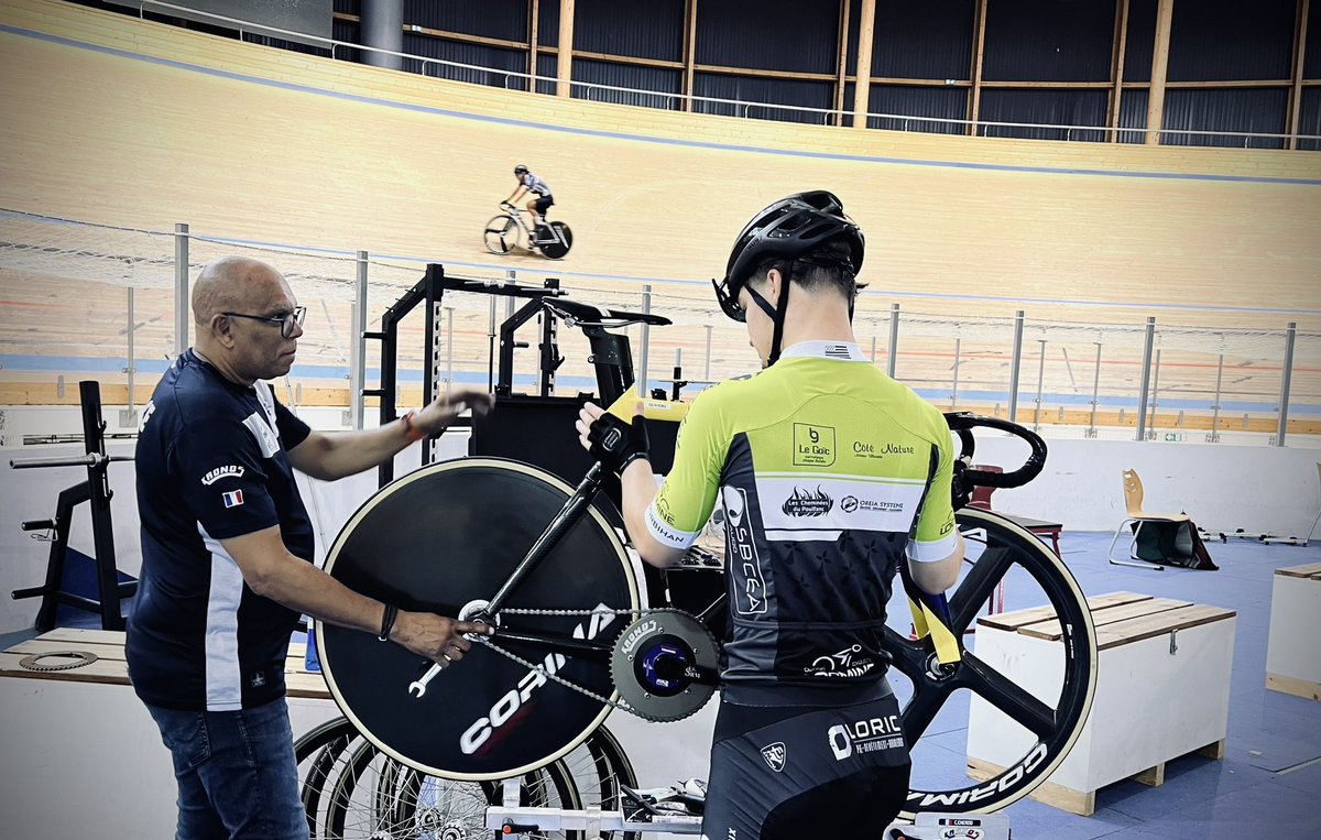 Après #GlasgowScotland2023, cap sur #Cali2023. Derniers instants de préparation au @CREPSduCentre pour l’Équipe de France avant le départ pour les championnats du Monde U19 en Colombie 🇨🇴 @FFCyclisme @MundialJrCali