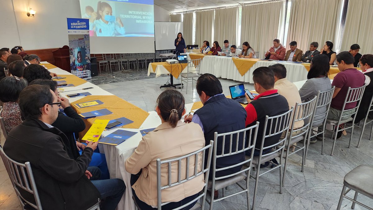 EducacionZ1Ec's tweet photo. [IBARRA] Con el objetivo de socializar materiales elaborados por @UNESCOQuito en articulación de @Educacion_Ec, acerca de Campaña Nacional "Contra el Acoso Escolar y CyberBullying"; se realiza un taller dirigido a 40 funcionarios de planteles de Imbabura. #MiEscuelaSegura https://t.co/gwfXKd5S8i