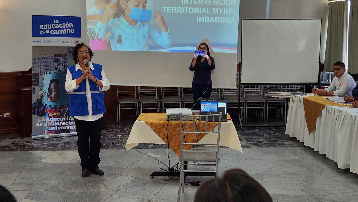 EducacionZ1Ec's tweet photo. [IBARRA] Con el objetivo de socializar materiales elaborados por @UNESCOQuito en articulación de @Educacion_Ec, acerca de Campaña Nacional "Contra el Acoso Escolar y CyberBullying"; se realiza un taller dirigido a 40 funcionarios de planteles de Imbabura. #MiEscuelaSegura https://t.co/gwfXKd5S8i