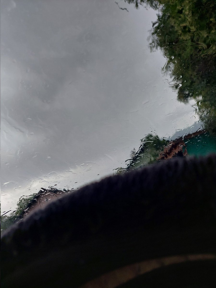 Ivima2005's tweet photo. Im Regenfall warten auf das... 🤷🏼‍♀️ https://t.co/i2zU2e8Ryi