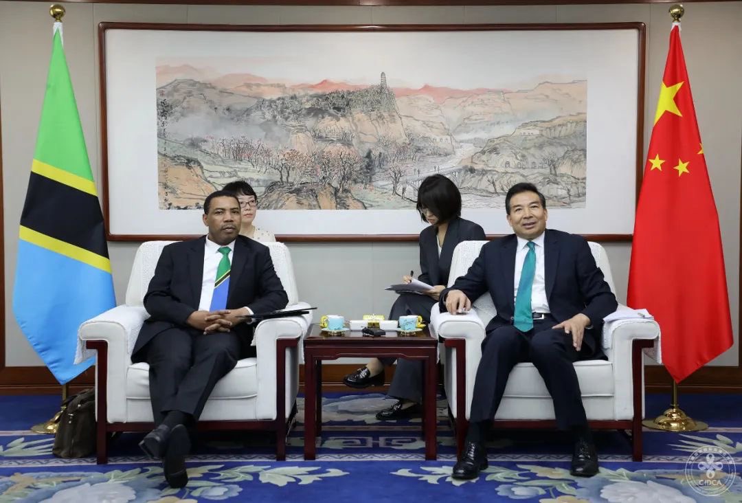 TZCGGuangzhou's tweet photo. Waziri wa Fedha @mofURT Mh. @mwigulunchemba1 akutana na Mwenyekiti wa Taasisi ya China International Development Cooperation Agency (CIDCA) @cidcaofficial Ndugu LUO ZHOHUI leo jijini Beijing. https://t.co/JvG4zRcYdj