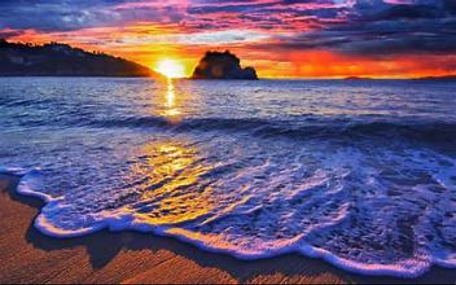 crystal_h2022's tweet photo. 🌞 Chase sunsets, collect memories. 🌅 

With Crystals Travels, every day is a canvas painted with new experiences in the Grand Bahamas. 

Leave footprints in the sand on pristine beaches. 

Where's your next sunset destination? ☀️ 

#ChasingSunsets #TravelGrandBahamas 🌅 https://t.co/2kTNFdR4Zw