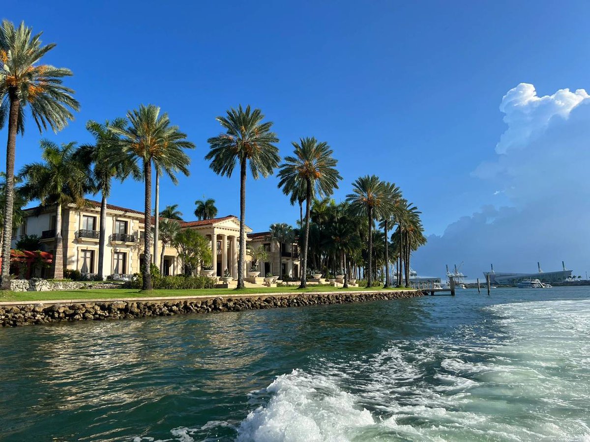 JonesDalman's tweet photo. When I learned that Lionel Messi had officially announced that he was joining Miami International FC, there was a wave of Messi fever in this beautiful beachside city. Messi has led the Miami International team to a couple wins already and I hope to be there sometime to watch https://t.co/dIxaVESxuF