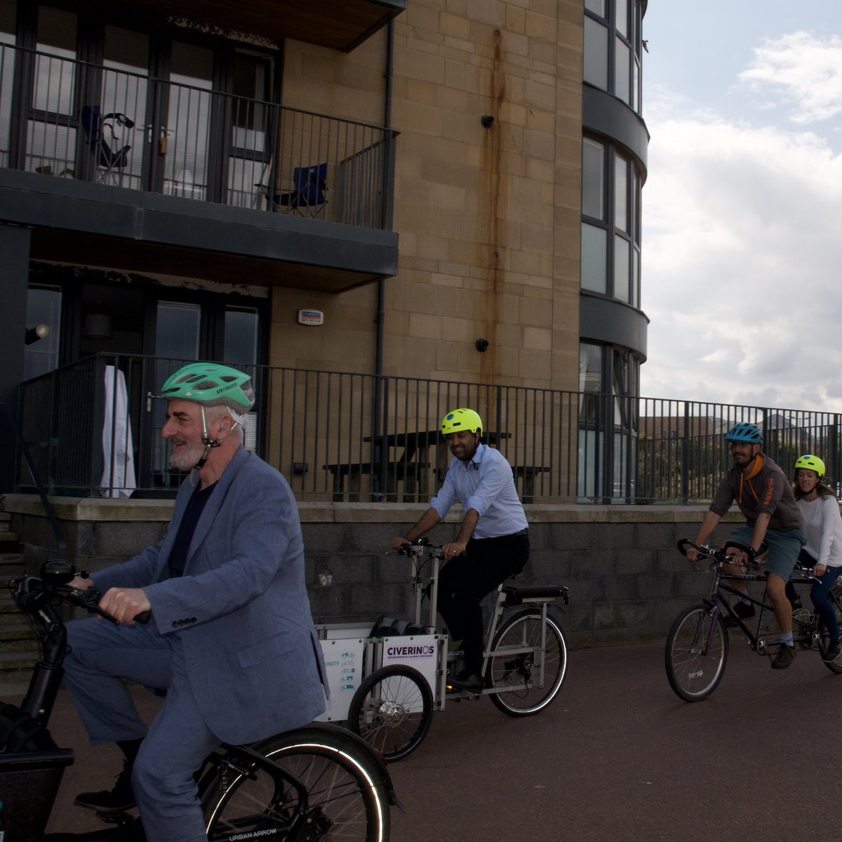 TommySheppard's tweet image. Fantastic day in sunny Portobello with @HumzaYousaf. Went for a spin on @EnergyPorty’s new cargo bikes and caught up with some great local businesses along the prom. No visit to Edinburgh's seaside would be complete without an ice cream.🍦🏴󠁧󠁢󠁳󠁣󠁴󠁿