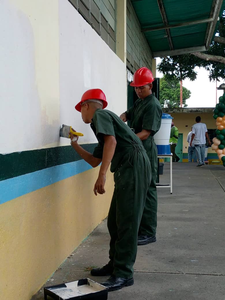 iBricomiles en Bolivar!
Como lo instruyó el presidente Nicolás Maduro, en Bolívar entregamos materiales de construcción para recuperar infraestructura de la EBE Silvana de Irady en el municipio Caroní
#VenezuelaEcologica 
<a href="/_LaAvanzadora/">Yelitze Santaella</a> 
@MPPEDUCACION 
<a href="/OviedoPSUV/">Tito Oviedo</a>