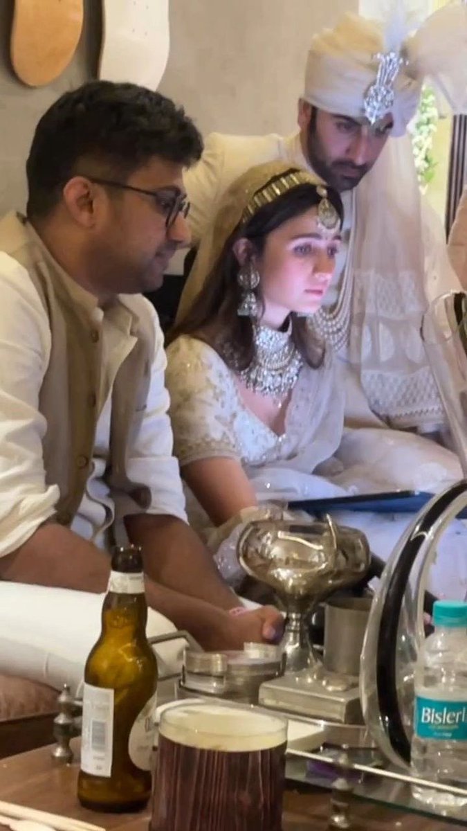 hajarkagalwa's tweet photo. Alia editing her lipstick pics from her wedding album https://t.co/D6o0ZRorFk