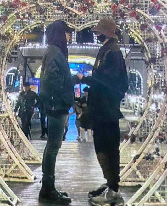 taeloveseeker's tweet photo. FOTOĞRAFTAKILER GERÇEKTEN JIKOOKMUS 😭😭😭 https://t.co/S9oE0YgMmv