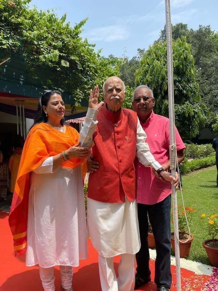 ivivekkpandey's tweet photo. लालकृष्ण आडवाणी #BJP के लौह पुरुष कहें जाते है ,#BJP को खड़ा करने मे इनका योगदान अभूतपूर्व है ।इनके एक आवाज पर लाखो हिंदू बच्चे खड़े हो जाते थे। भारतीय राजनीति के एक युग को ही अटल आडवाणी युग कहा जाता है।लेकीन इन्होंने अकेले झंडा फहराया अपनी पुत्री के साथ।
#Time_Cycle
@BBCHindi https://t.co/Xd1jARM5WT