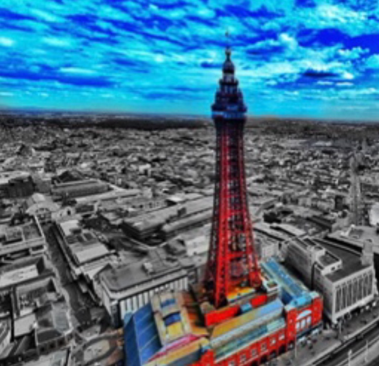 mrchrishull's tweet photo. If you know someone that might be going through a challenging moment but would like to go with their child to unbeaten Blackpool’s game on Saturday at home to The O’s with a couple of free tickets, please send me a DM.  Thank you as always @TristanDreamT &amp;
 #TangerineFamily 🧡🧡 https://t.co/ZjC3eQSCCs